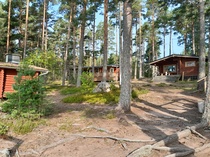 Näkymää rannalta mökeille