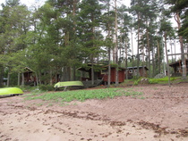 vasemmalla kesäsauna ja oikealla pikkusauna